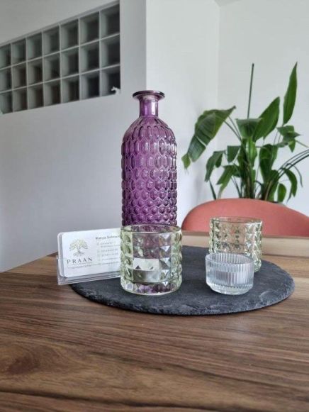 Flasche und Gläser